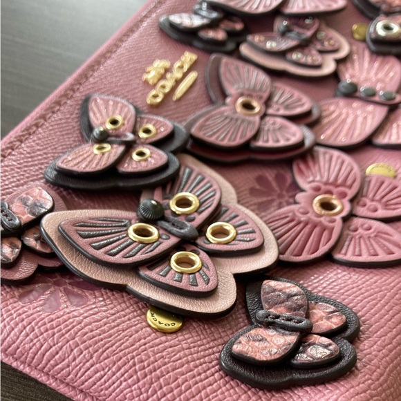 🍍 HOST PICK🍍🦁 Coach Large Wristlet With Butterfly Applique - Picture 4 of 10